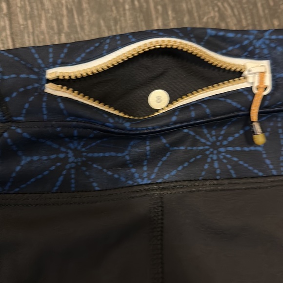 Lululemon cropped leggings, size 8 - Picture 3 of 4